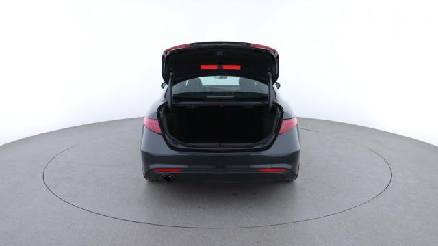 Alfa Romeo Giulia image 8