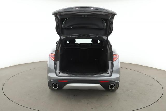 Alfa Romeo Stelvio image 5