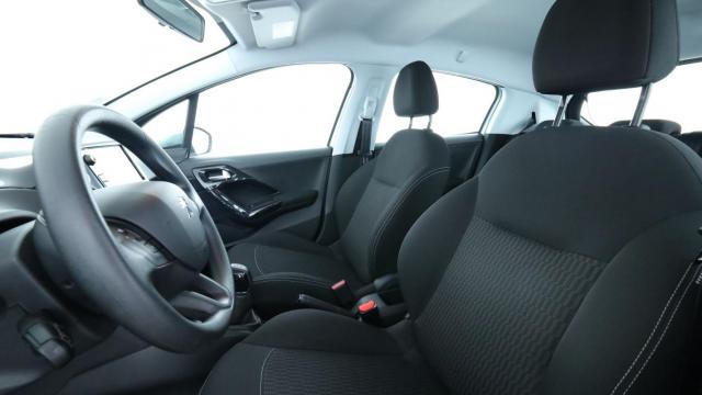 Peugeot 208 image 9