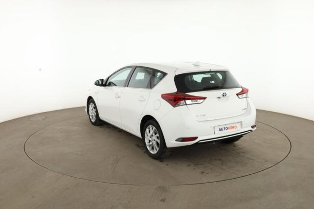 Toyota Auris image 2
