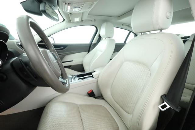 Jaguar Xe image 6