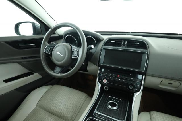 Jaguar Xe image 5