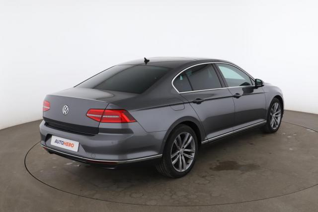 Volkswagen Passat image 9