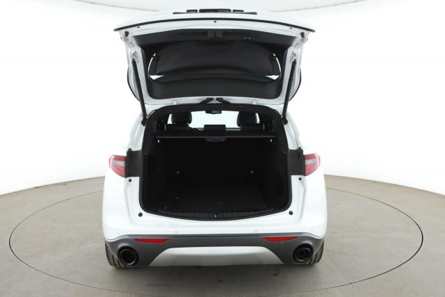 Alfa Romeo Stelvio image 5