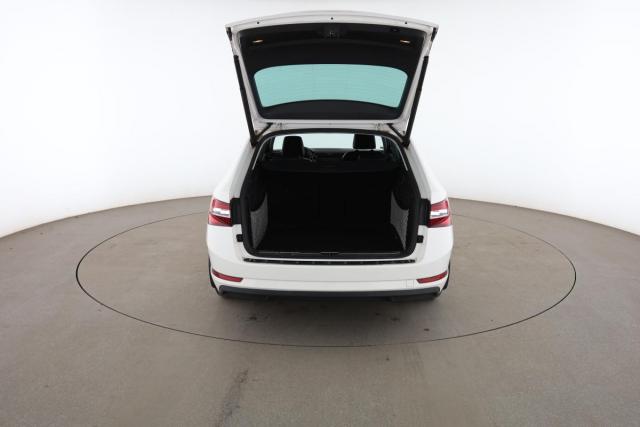 Skoda Superb Combi image 8