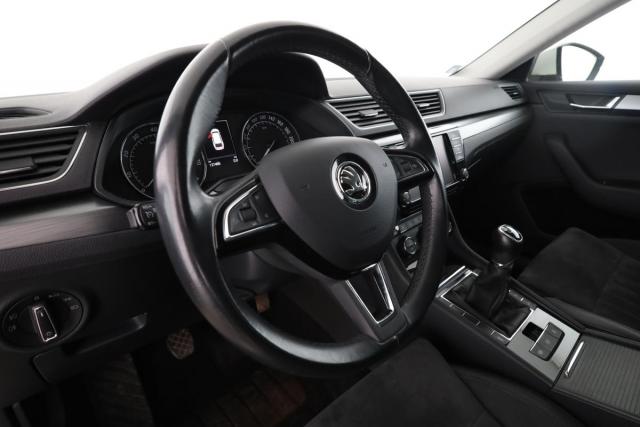 Skoda Superb Combi image 9