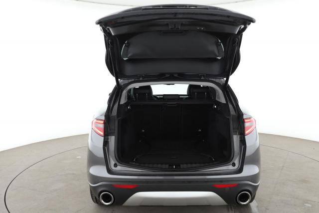 Alfa Romeo Stelvio image 2