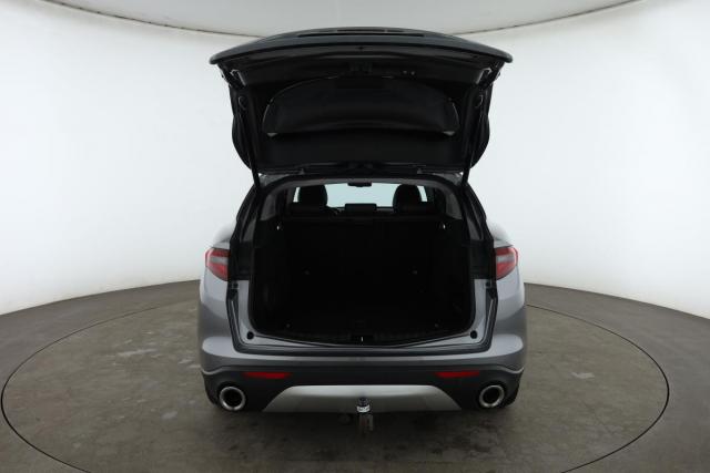 Alfa Romeo Stelvio image 4
