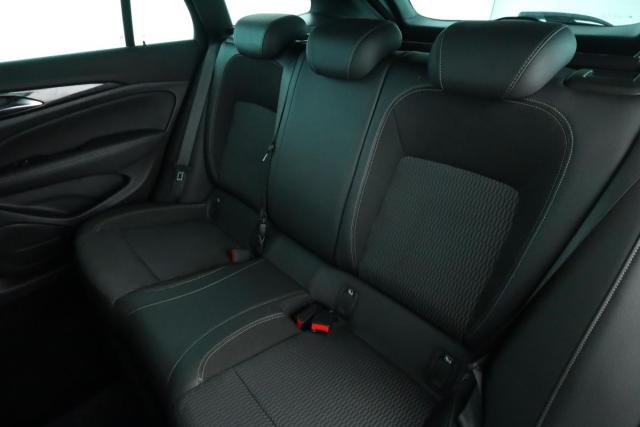 Opel Insignia Sports Tourer image 2