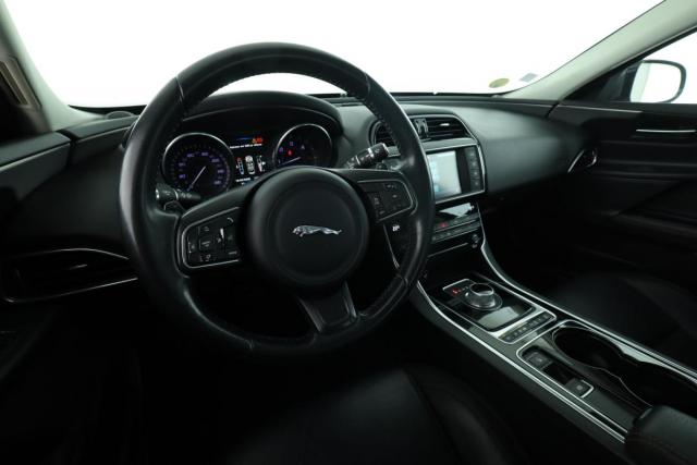 Jaguar Xe image 4