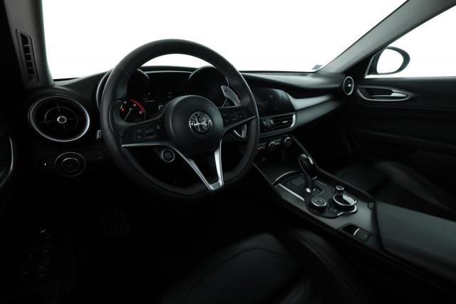 Alfa Romeo Giulia image 2