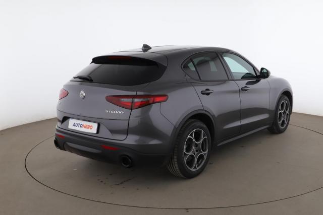 Alfa Romeo Stelvio image 8