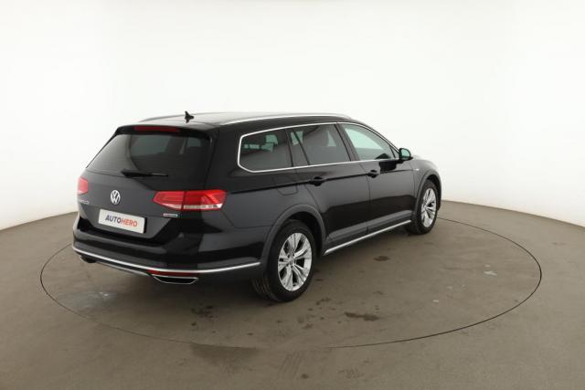 Volkswagen Passat image 9