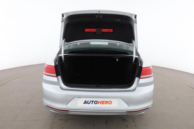 Volkswagen Passat image 8