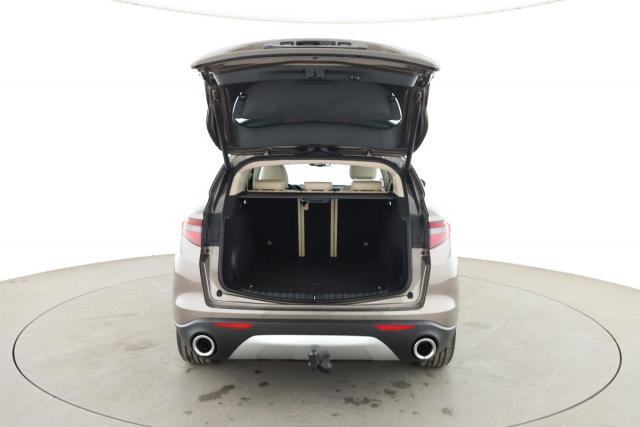 Alfa Romeo Stelvio image 8