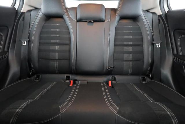 Mercedes Benz Gla image 9