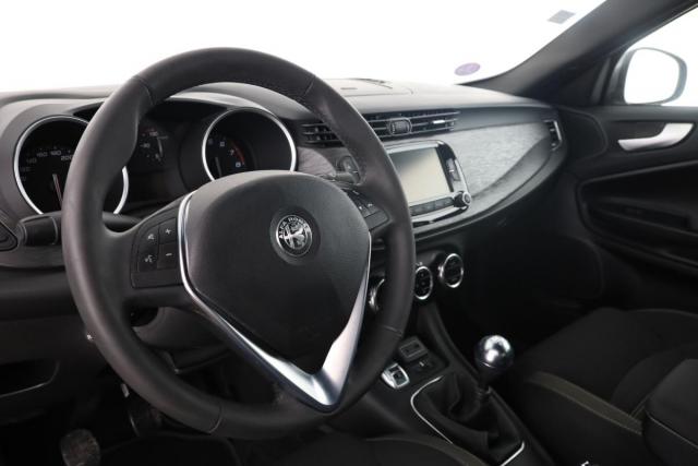 Alfa Romeo Giulietta image 6