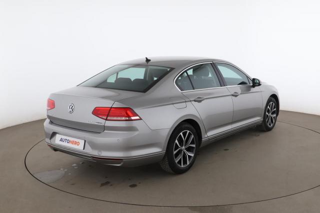 Volkswagen Passat image 8