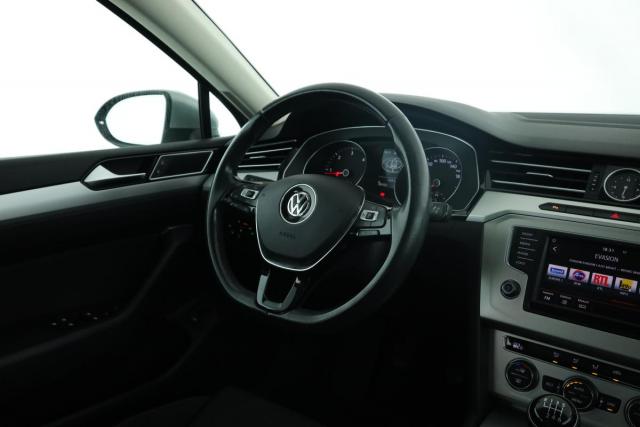 Volkswagen Passat image 9