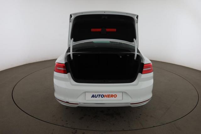 Volkswagen Passat image 8