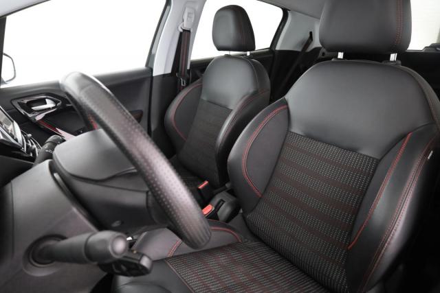 Peugeot 208 image 8