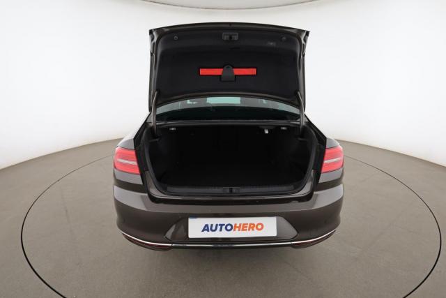 Volkswagen Passat image 8