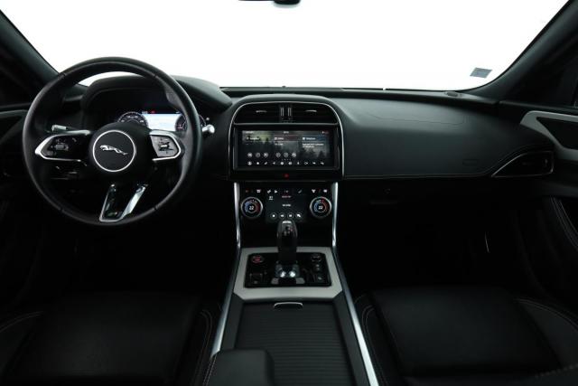 Jaguar Xe image 6