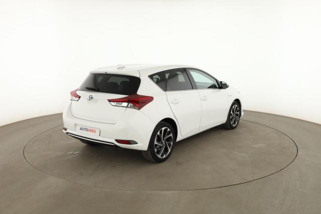 Toyota Auris image 2