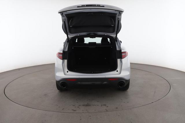 Alfa Romeo Stelvio image 8