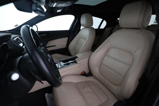 Jaguar Xe image 5