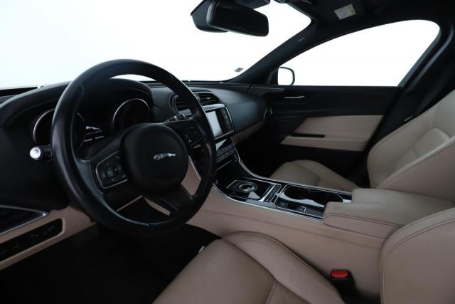 Jaguar Xe image 7