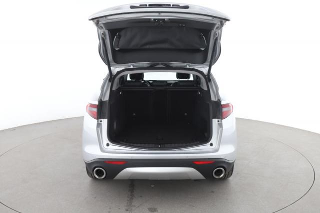 Alfa Romeo Stelvio image 2