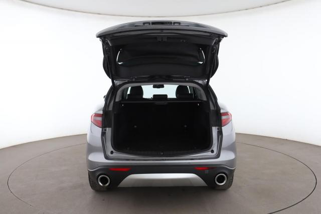 Alfa Romeo Stelvio image 8