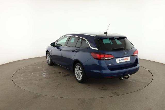 Opel Astra Sports Tourer image 3