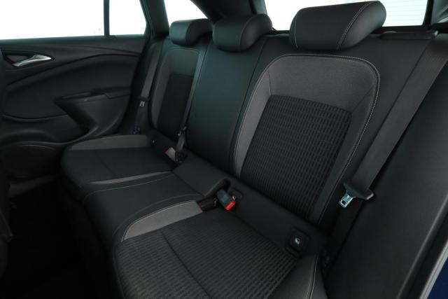 Opel Astra Sports Tourer image 2