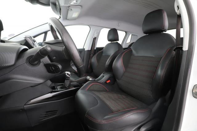 Peugeot 2008 image 2