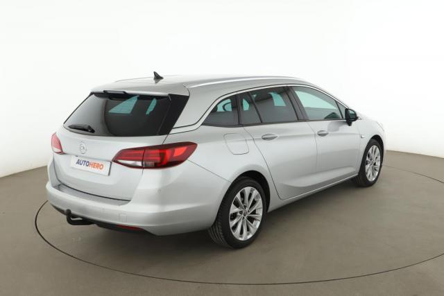 Opel Astra Sports Tourer image 1