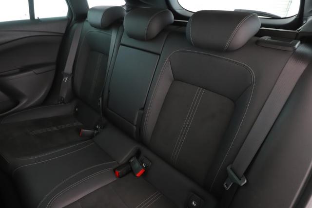Opel Astra Sports Tourer image 2