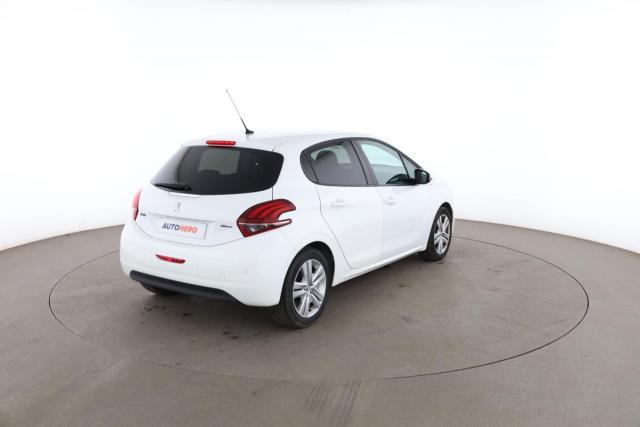 Peugeot 208 image 1