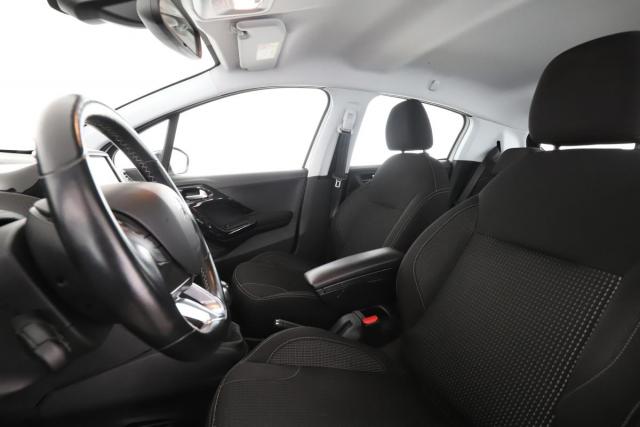Peugeot 208 image 4