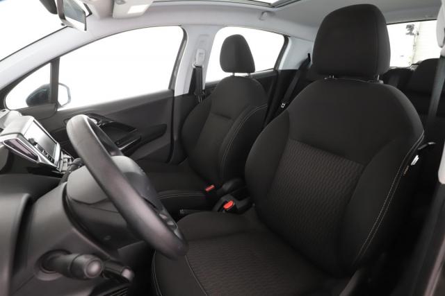 Peugeot 208 image 2