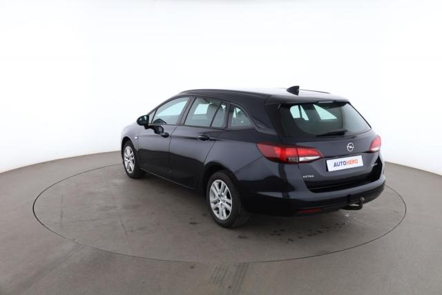 Opel Astra Sports Tourer image 2