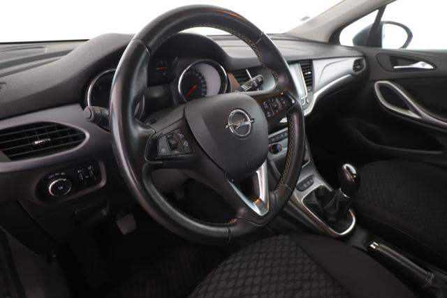 Opel Astra Sports Tourer image 1