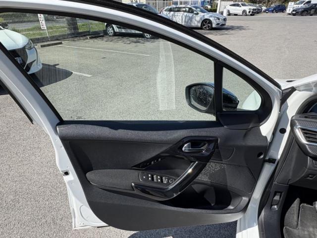 Peugeot 208 image 9