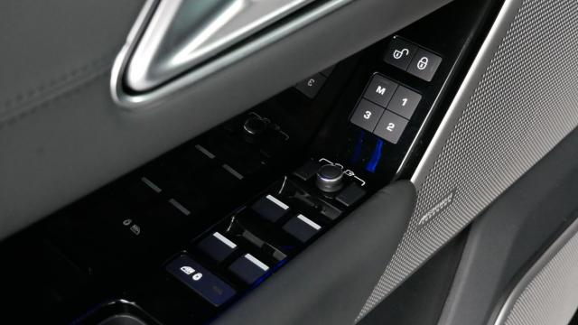 Land Rover Range Rover Velar image 2