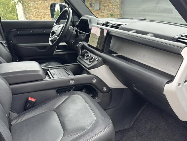 Land Rover Defender 110 image 8