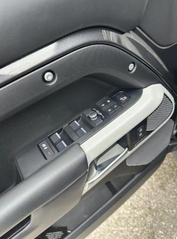 Land Rover Defender 110 image 4