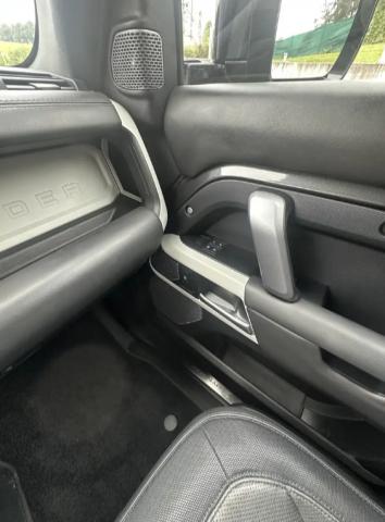 Land Rover Defender 110 image 9