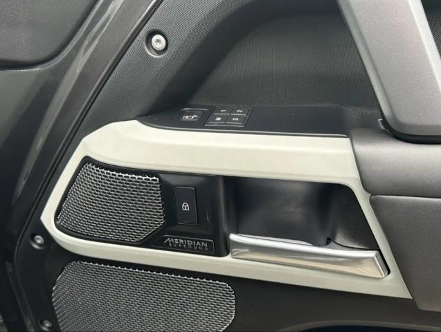 Land Rover Defender 110 image 2