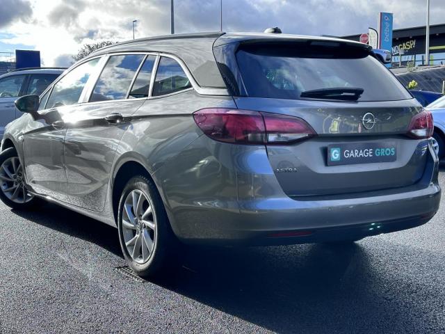 Opel Astra Sports Tourer image 1